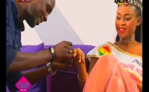 Vidéo : Abba offre une bague de fiançailles en direct à Ndèye Astou Sall, la Miss Sénégal 2016. Est -il tombé sous son charme?