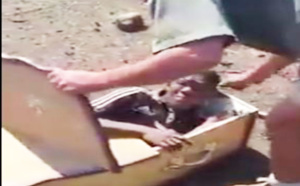 (VIDÉO) Un fermier blanc tente d’enfermer un jeune noir vivant dans un cercueil