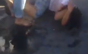 Vidéo: Une bagarre entre deux femmes pour une place de parking dégénère en combat d'auto-tamponneuses