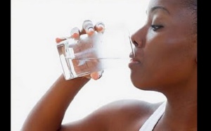 Santé: Ce que de l’eau glacée fait à votre corps vous choquera!