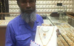 Ridiculisé pour avoir regardé des bijoux, un balayeur de Riyad est… couvert de bijoux