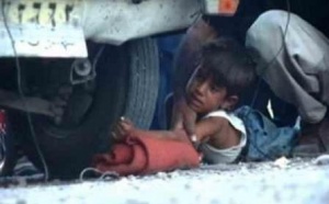 Un enfant de 8 ans, attraper sur un marché en Iran pour avoir voler du pain, est puni sur place au nom de l'Islam. Son bras sera écraser par une voiture