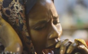 Vidéo :  Aida Faye mou Baye dans ces œuvres : Attention aux larmes..