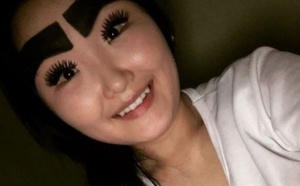 Incroyable :Cette jeune femme lance la mode des gros sourcils!
