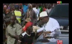 Vidéo: Le Président Macky Sall s’arrête sur la route de Mboro  pour parler à un jeune en brassard rouge… Regardez
