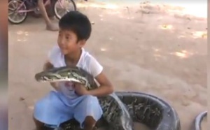 Incroyable : Ce garçon de 11 ans dort avec un python de 120 kilos