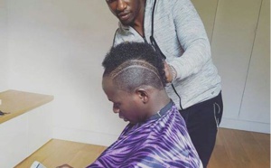 Sadio Mané au salon pour faire sa coiffure en route pour Gabon 2017