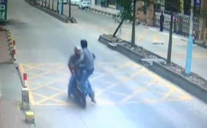 Vidéo: Ne jamais voler le téléphone d'un pro du Kung-fu...