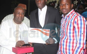 Remise du trophée de meilleur sportif de l'année 2016 de la ville de Mbour remis par le Président de Diambars Saer Seck