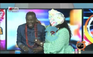 Vidéo : Incroyable Ngoné Ndiaye Nguéweul fait porter des "fér" à Pape Cheikh Diallo. Regardez!
