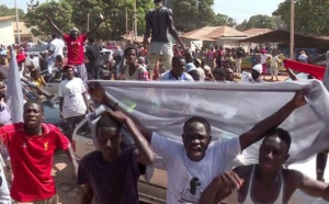 Des Gambiens arrêtés pour avoir porté et vendu des T-shirts à l'effigie de Barrow