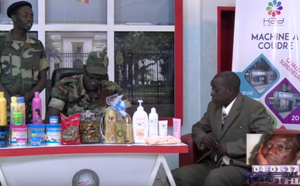 Vidéo: Thione Seck refuse un contrat pour aller chanter Yaya Jameh en Gambie et demande à Youssou ndour.... version Kouthia......