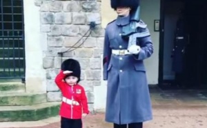 Ce petit garçon a réussi à faire fondre le cœur de ce soldat de la Garde royale britannique