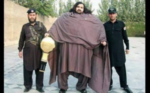 Insolite : A 25 ans, Arbab Khizer Hayat pèse 435 Kg et réalise des exploits impressionnants…photos