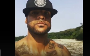Vidéo: Booba, attaqué par un éléphant, part en courant