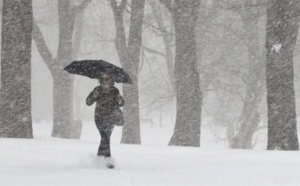 Vidéo: Violente tempête hivernale dans le nord de la France