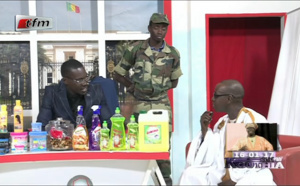  Vidéo: Sa Ndiogou invité en Gambie pour aller déloger Jammeh, il refuse et il fait dans son froc, version Kouthia. A mourir de rire. Regardez!