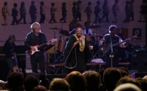 La chanteuse sud-africaine a eu une crise cardique après s'être produite dans la ville de Caserte, non loin de Naples. C’est dans une dans clinique de Castelvolturno qu’elle a expiré peu après. Elle avait 76 années.