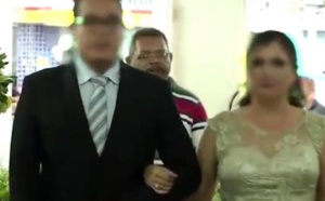 Vidéo-Incroyable: il accompagne les mariés jusqu'à l'autel avant de sortir son arme pour tirer sur les invités!