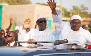 Photo: Le Président Macky Sall et son homologue gambien Adama Barrow dans les rues de Banjul