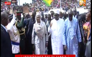 Vidéo: Le Président Macky Sall accueilli en héros au stade de la Gambie.. Regardez!!