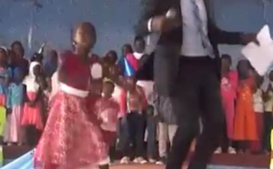 Quand DJ BOUBS danse du Wally Seck avec des enfants, regardez Zéro stress