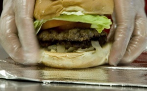 Elle découvre un ver dans son hamburger