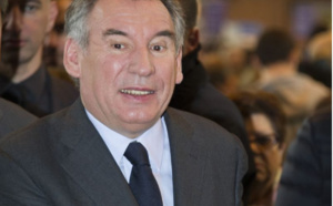 Perdu dans un taxi, François Bayrou retrouve son portable dans le sac d'un maire !