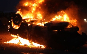 URGENT-Incendie suspect à l’Agence nationale de la Petite Enfance et de la Case des Tout-Petits, trois voitures prennent feu