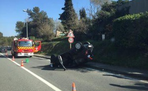 Il perd le contrôle de son véhicule et se retrouve sur le toit