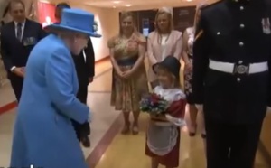 Vidéo: Une petite fille frappée par un soldat devant la reine d'Angleterre