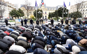 Fermeture de la Mosquée de Clichy (France) : Une prière de rue organisée devant la mairie pour protester