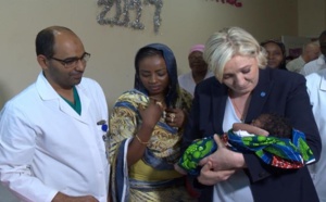 En visite au Tchad: Marine Le Pen prend un bébé noir dans ses bras. Réactions des Tchadiens