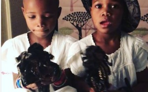 Quand les jumelles de Madonna s'amusent avec leur première Barbie
