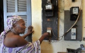 Dans la banlieue de Dakar, "on est fatigué par l'électricité chère"
