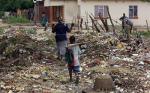 Zimbabwe: le parti de Mugabe réuni sur fond de crise politique et sanitaire