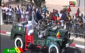 Vidéo: - Une Belle image du défilé: Des enfants qui poursuivent le véhicule dans lequel est debout le Président Macky ...