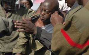 Photo : Moustapha Niasse malmené par les policiers en 2012, regardez