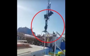 Vidéo-Une jeune fille frôle la mort sur une attraction à la Foire du Trône, à Paris: une partie des sangles qui la retenaient a cédé, elle a voltigé la tête en bas retenue par les pieds
