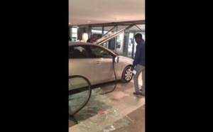 Vidéo choc: Avec sa voiture, une dame défonce la vitre du Sea Plaza de Dakar pour…
