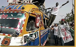 APRES LES ELEVES DU LYCEE DE PIKINE : Les commerçants et chauffeurs de Thiaroye dans la rue