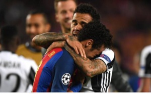 Quelle image ! Daniel Alves console Neymar après l'élimination du Barça par la Juve