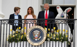 Cette tape de Melania Trump à son mari pendant l'hymne américain n'est pas passée inaperçue