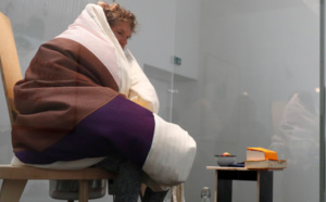 Un premier poussin pour Abraham Poincheval, l'artiste qui couve des oeufs au Palais de Tokyo à Paris