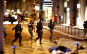 Fusillade sur les Champs-Elysées: un policier tué, l'assaillant abattu