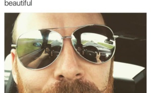 Il prend un selfie… il est recherché par la police à cause de ce qui se reflète dans ses lunettes