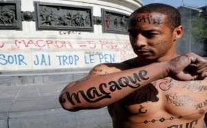 France: il circule dans les rues de Paris avec le corps tatoué d’insultes racistes…la raison