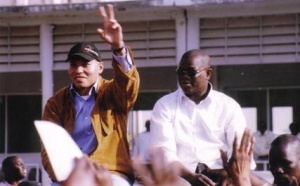 EN CAMPAGNE A THIES ;Les jeunes de Idrissa Seck portant des tee-shirts de Karim tendent un piége à ce dernier