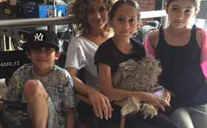 Photo de famille: les jumeaux de Jennifer Lopez lui rendent visite en plateau !