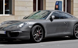 Un trader gare sa nouvelle Porsche devant une banque mais il va le regretter amèrement !